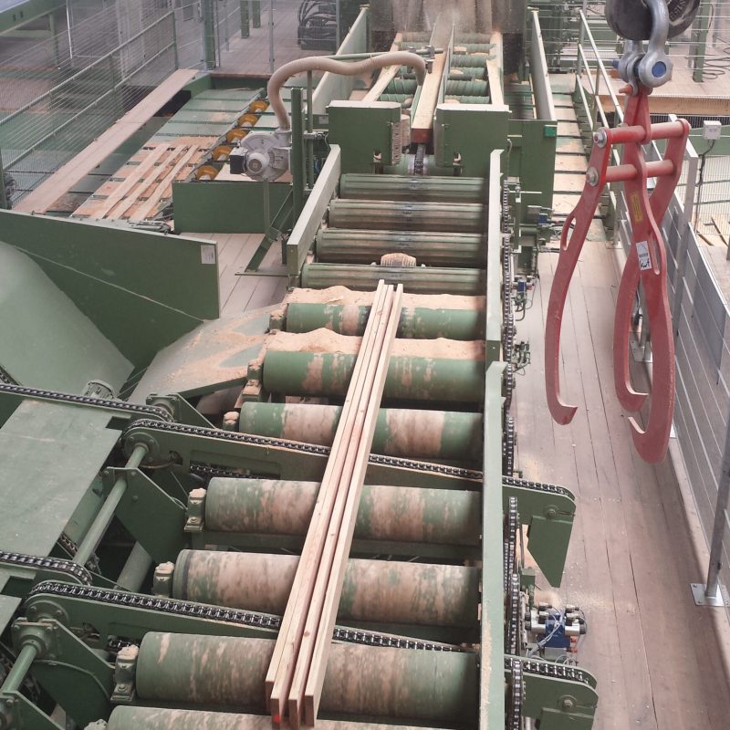 roller conveyor in an automated sawmill